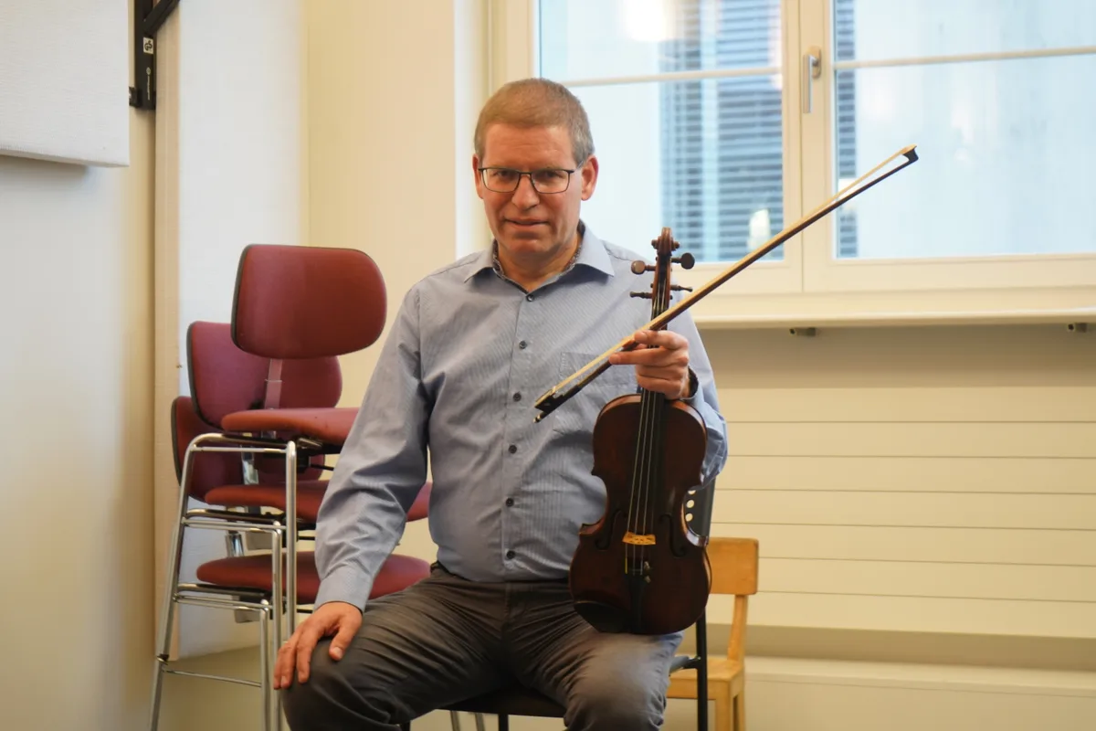 Thomas Ineichen, Direktor der Musikschule Zürcher Oberland, mit seiner Geige.